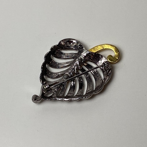 VINTAGE “Daria” Leaf Brooch - Picture 3 of 4